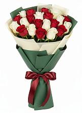 Букет Микс из красных и белых роз в Ярково