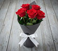 Букет 5 Красных роз Эдлесс Лав в Ярково