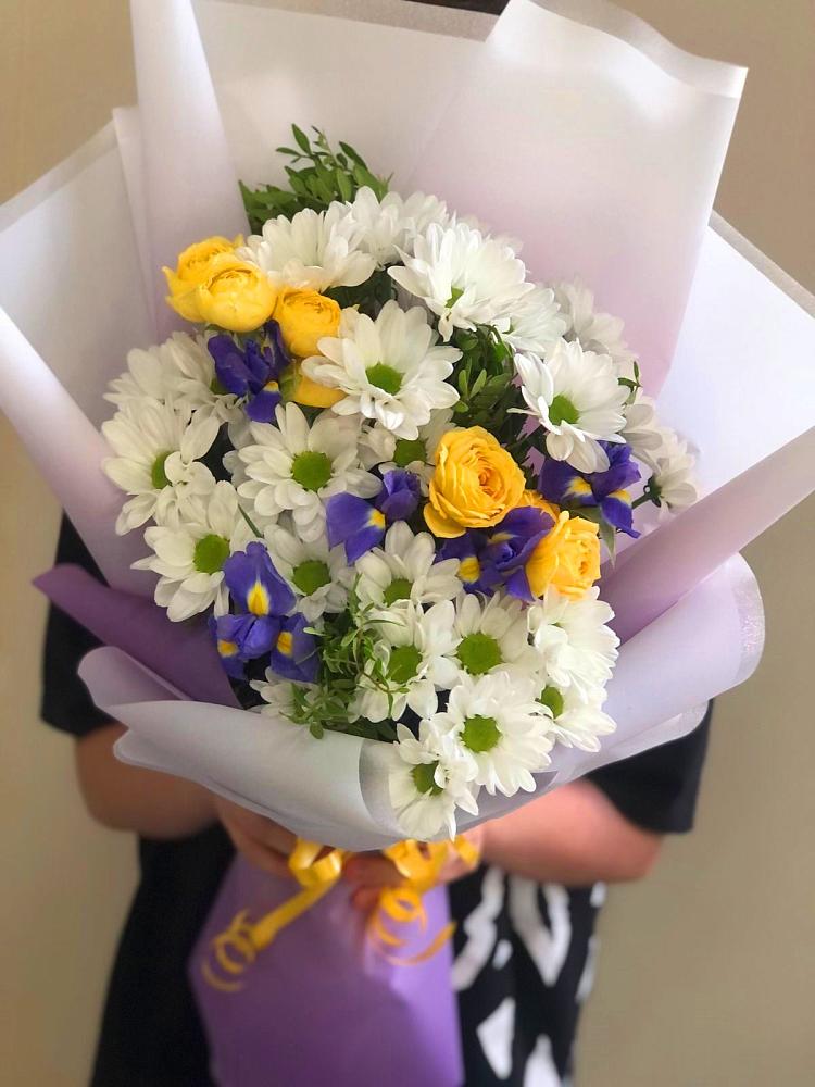Букет цветов из: Ирисы, Хризантемы и Розы в Ярково