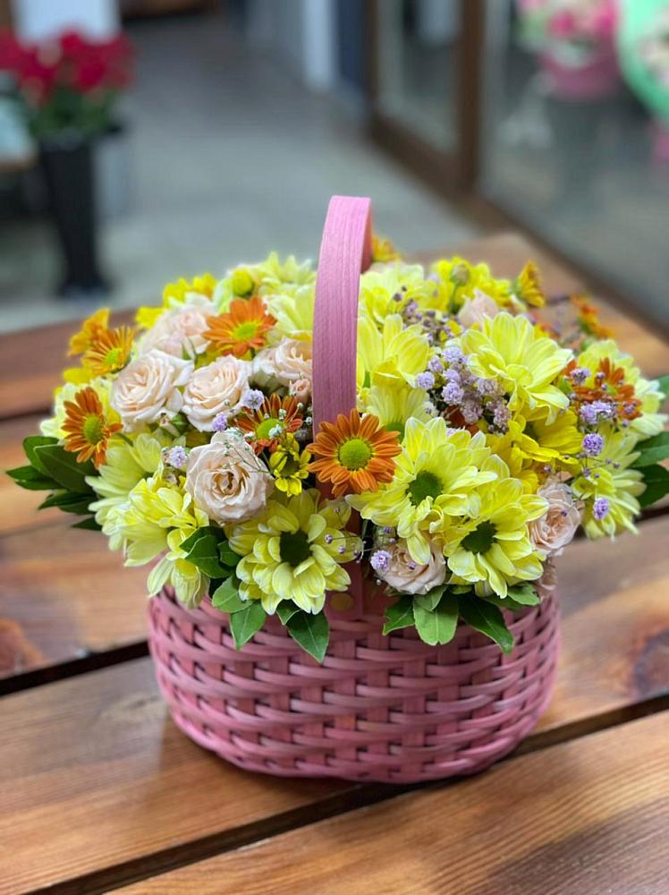 Цветочная композиция из Хризантемы и Розы в корзине в Ярково