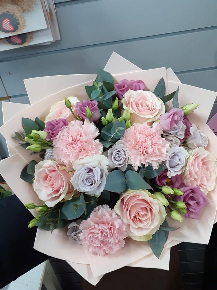 Букет цветов из: Розы, Гвоздики и Лизиантусы в Ярково